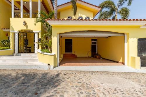 Cheerful 4 Bedroom house with Swimming Pool in Mezcales