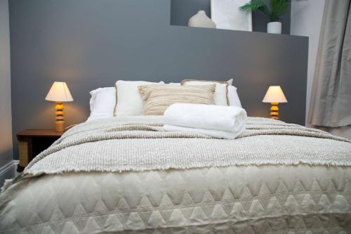 Sleeps 14 The Old Trafford Family Zen by Genesis Living, Manchester