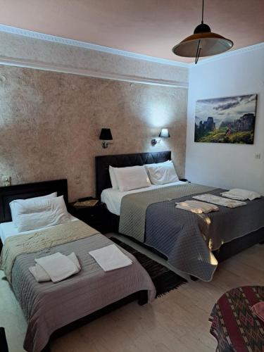 1 double bed, 1 twin bed