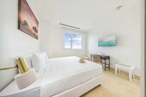 Two-Bedroom Apartment room in 2 BR Oceanview Condo Coral Shell 3e
