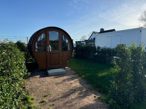 Schlaffass auf Stellplatz am Elbkrug 2 0 in Büttel, Deutschland