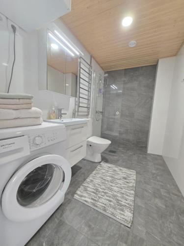 Bathroom, Metsamansikan helmi in Henttaa