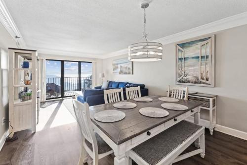 Luxe Oceanfront Escape Private Balcony & Wet Bar