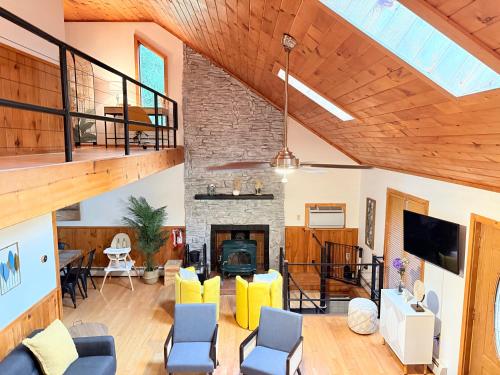 Bethel Escape Hot Tub 4 beds Game Room and Fire pit Fully Stocked Kitchen