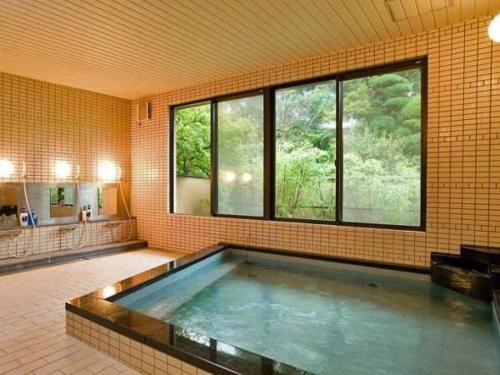 Yanagawa Hakuryuso Stop at Yanagawa Hakuryuso to discover the wonders of Fukuoka. The property has everything you need for a comfortable stay. Service-minded staff will welcome and guide you at Yanagawa Hakuryuso. Comfo