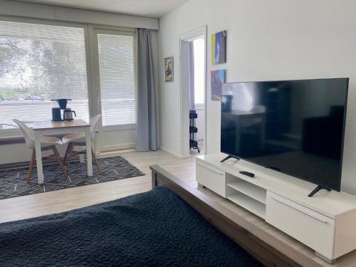 ห้องส่วนกลางสำหรับนั่งเล่น/ดูทีวี, Huttu 1 - Ihqu yksiö loistavalla sijainnilla (Huttu 1 - Ihqu yksio loistavalla sijainnilla) in อีซาลมี