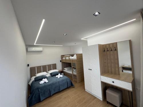 1 queen bed, 1 bunk bed