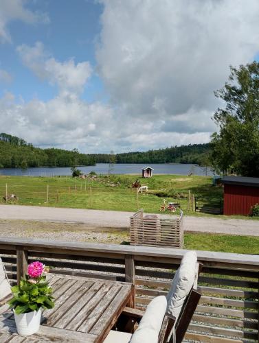 A környék, Cozy cottage with lake view in Grimeton