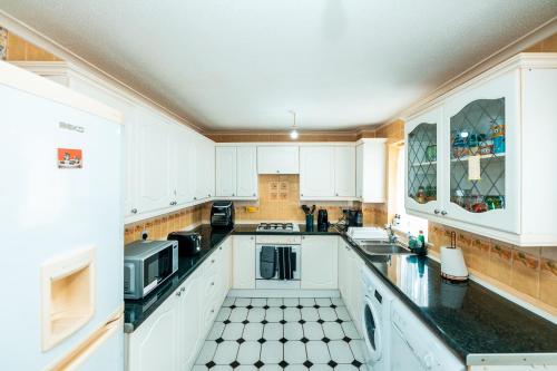 Family & Group Stay in Manchester - Free Parking, Manchester (Foto 4)