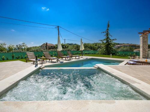  Villa in Vizinada with Swimming Pool and Jacuzzi in Vižinada