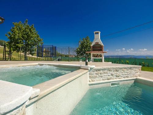  Villa in Vizinada with Swimming Pool and Jacuzzi, Pension in Vižinada