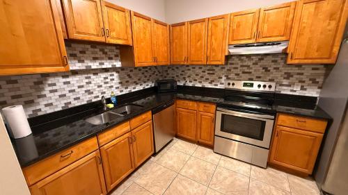 J10 Private Room with Smart TV Near Everything near Farris and Foster's Chocolate Factory