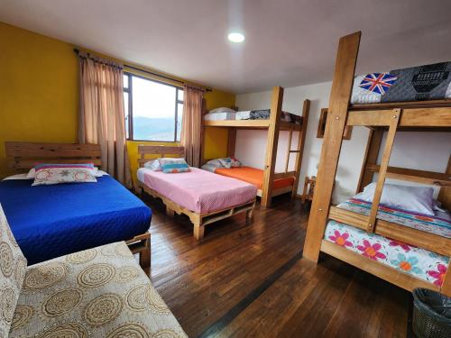 2 twin beds, 2 bunk beds