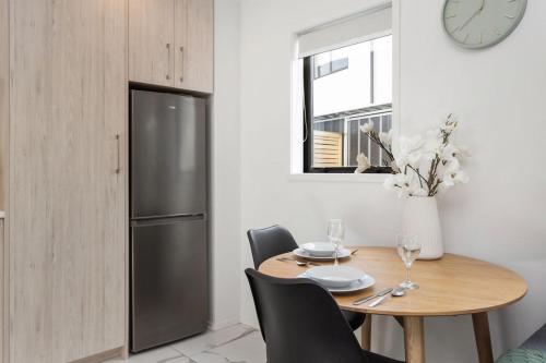 Brand New Opposite Hagley Park Close CBD Hospital - image 5