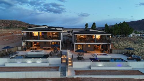 New Desert Vista Retreat 12 Bedroom all Suites in Spanish Valley