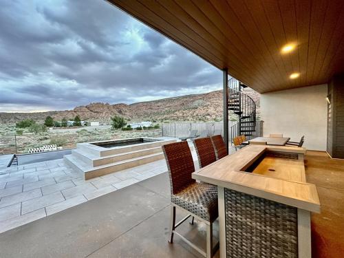 New Desert Vista Retreat 12 Bedroom all Suites in Spanish Valley