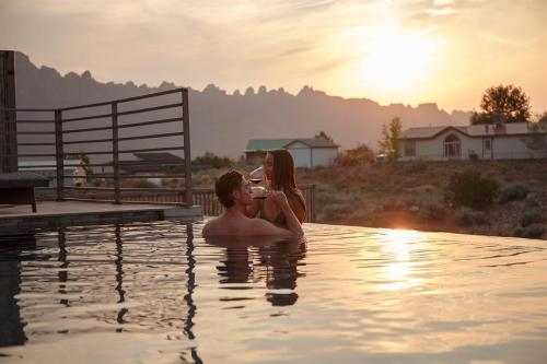 New Desert Vista Retreat 12 Bedroom all Suites in Spanish Valley