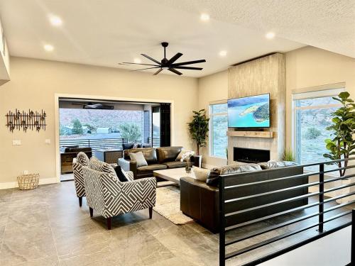 New Desert Vista Retreat 12 Bedroom all Suites in Spanish Valley