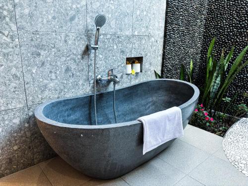 Bathroom, Terrace Retreat & Spa Medewi near Bunut Bolong