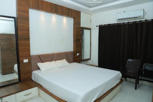 1 king bed, 2 sofa beds