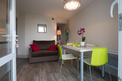 2 bedrooms, 4 beds