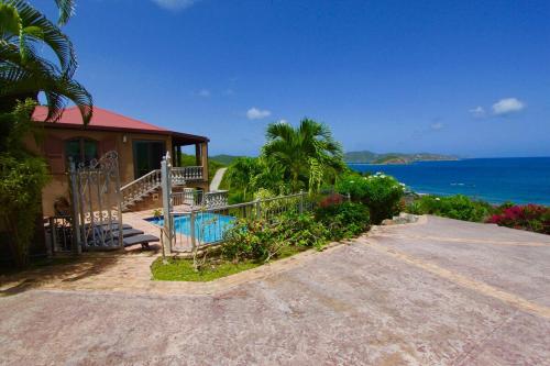 Surf Sounds and Big Views from this Pool Villa in 中部