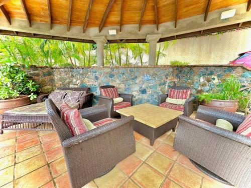 Surf Sounds and Big Views from this Pool Villa in 中部