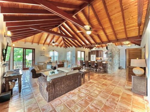 Surf Sounds and Big Views from this Pool Villa in 中部