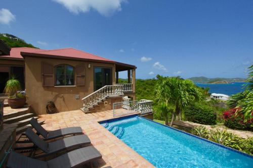 Surf Sounds and Big Views from this Pool Villa in 中部