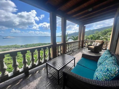 Surf Sounds and Big Views from this Pool Villa in 中部