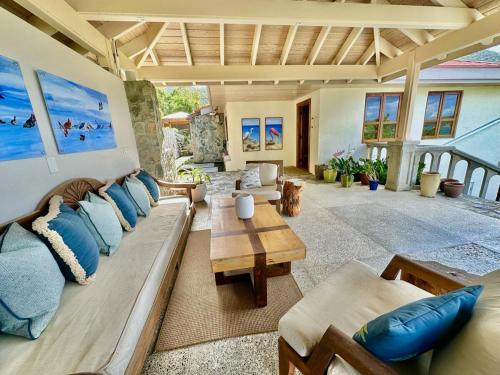 Waterfall Pool Villa with Private Mini Golf Course in 中部