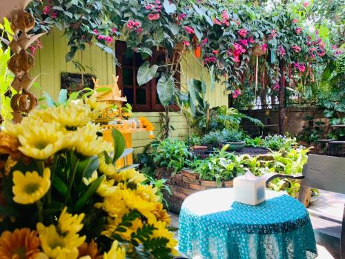 Retro At Phra Sing Guest House - 정원