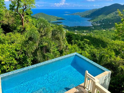 Tropical Pool Villa with Big Views and Lush Gardens in 中部