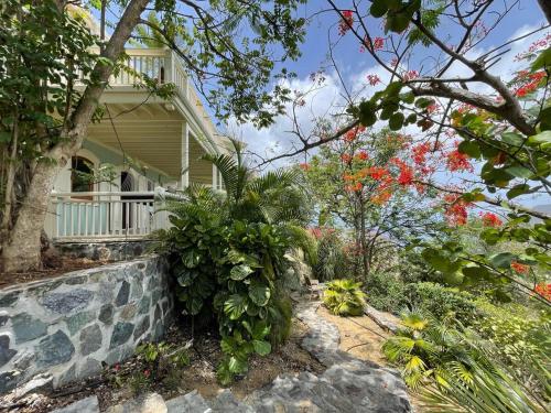 Tropical Pool Villa with Big Views and Lush Gardens in 中部