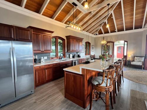 Tropical Pool Villa with Big Views and Lush Gardens in 中部