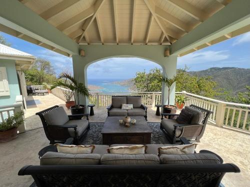 Tropical Pool Villa with Big Views and Lush Gardens in 中部