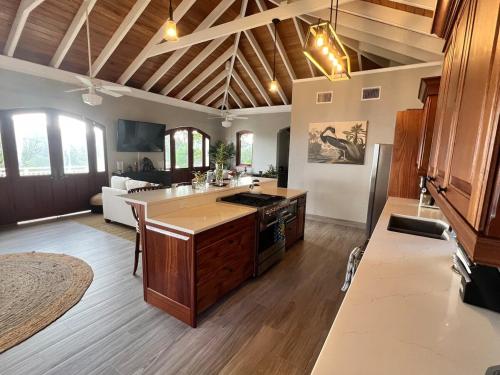 Tropical Pool Villa with Big Views and Lush Gardens in 中部