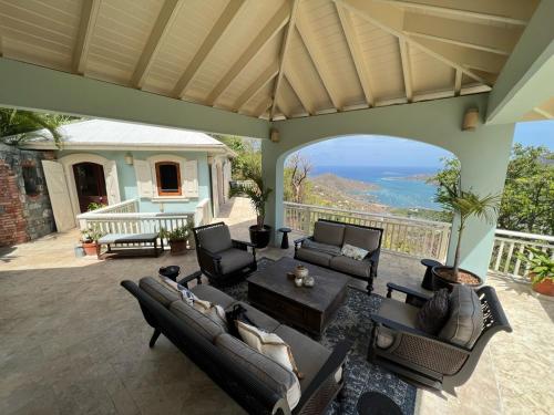 Tropical Pool Villa with Big Views and Lush Gardens in 中部