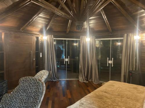 Chalé das Arapongas Santuário Bellatrix (Chale das Arapongas Santuario Bellatrix) in Campina Grande Do Sul