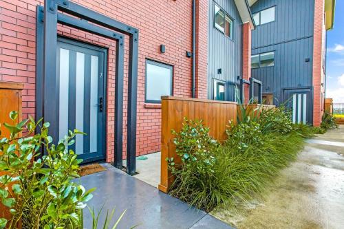 Chic Te Atatū Gem - Modern 2BR Townhouse, Auckland (photo 2)