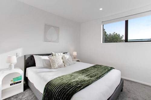 Chic Te Atatū Gem - Modern 2BR Townhouse, Auckland (photo 3)