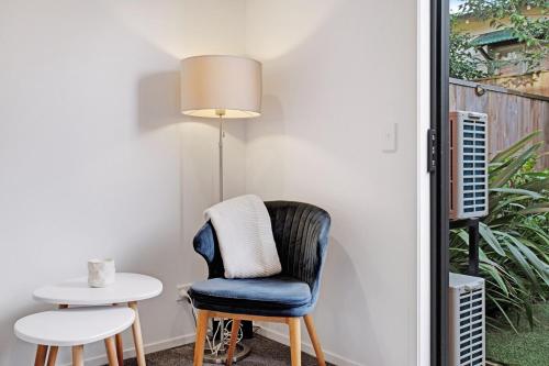 Chic Te Atatū Gem - Modern 2BR Townhouse, Auckland (photo 6)