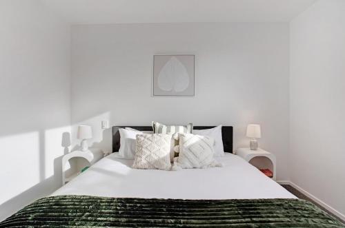 Chic Te Atatū Gem - Modern 2BR Townhouse, Auckland (photo 7)