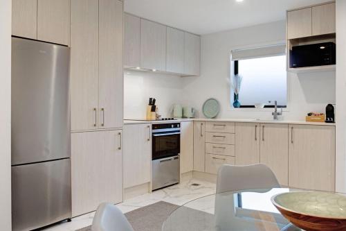 Chic Te Atatū Gem - Modern 2BR Townhouse (Chic Te Atatu Gem - Modern 2BR Townhouse) in تي أتاتو