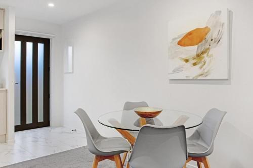 Chic Te Atatū Gem - Modern 2BR Townhouse (Chic Te Atatu Gem - Modern 2BR Townhouse) in تي أتاتو