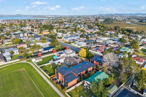 Chic Te Atatū Gem - Modern 2BR Townhouse (Chic Te Atatu Gem - Modern 2BR Townhouse) in تي أتاتو