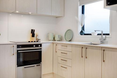 Chic Te Atatū Gem - Modern 2BR Townhouse (Chic Te Atatu Gem - Modern 2BR Townhouse) in تي أتاتو