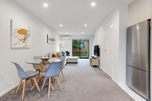 Chic Te Atatū Gem - Modern 2BR Townhouse (Chic Te Atatu Gem - Modern 2BR Townhouse) in تي أتاتو
