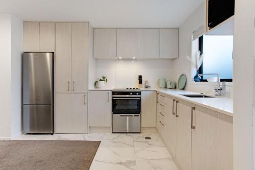 Chic Te Atatū Gem - Modern 2BR Townhouse (Chic Te Atatu Gem - Modern 2BR Townhouse) in تي أتاتو