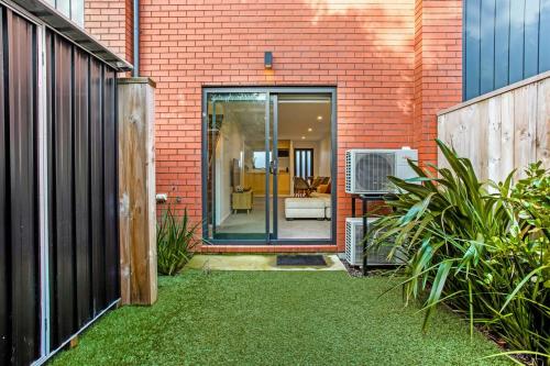 Chic Te Atatū Gem - Modern 2BR Townhouse (Chic Te Atatu Gem - Modern 2BR Townhouse) in تي أتاتو